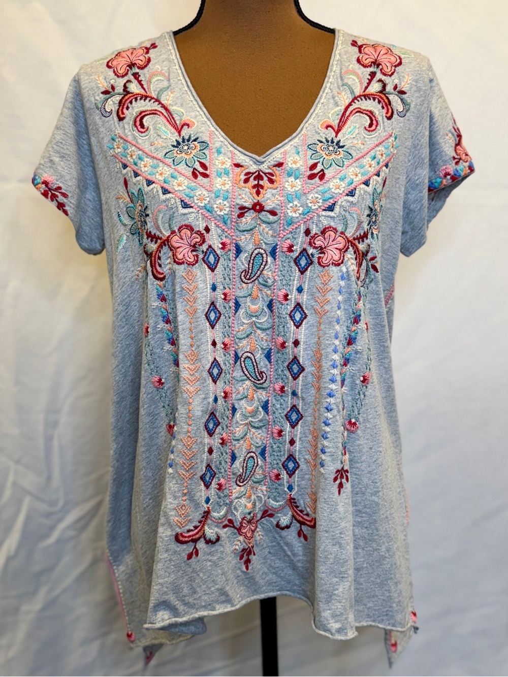 JOHNNY WAS Women’s Tua Embroidered Gray Knit V-Neck Swing Tunic Top; MEDIUM